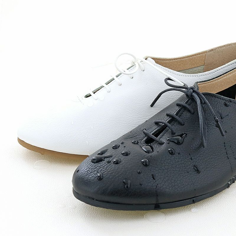 ブラックとホワイトは急な雨にも安心な防水レザーを使用