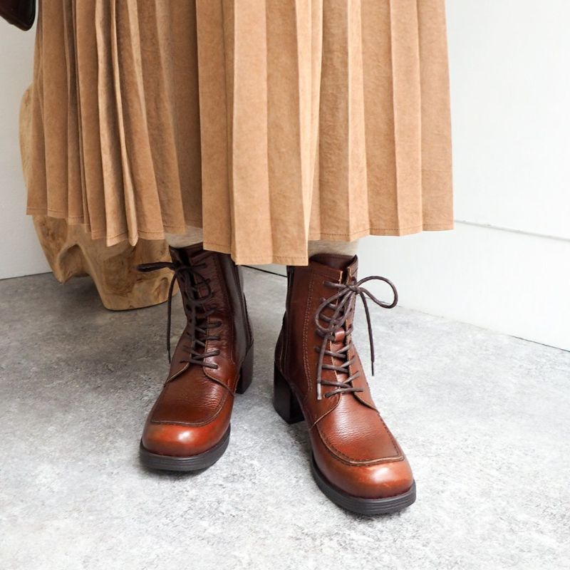 ダークブラウン