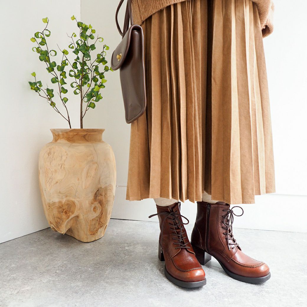 ダークブラウン