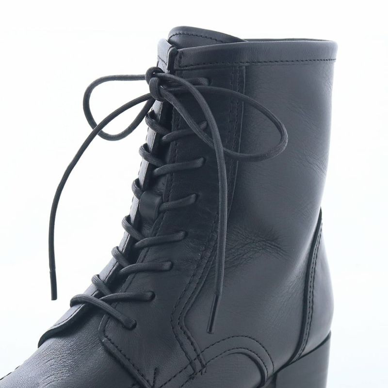 シューレースは細めに設定。ハトメ金具も使わずきれいめコーデにも合わせやすくなっています