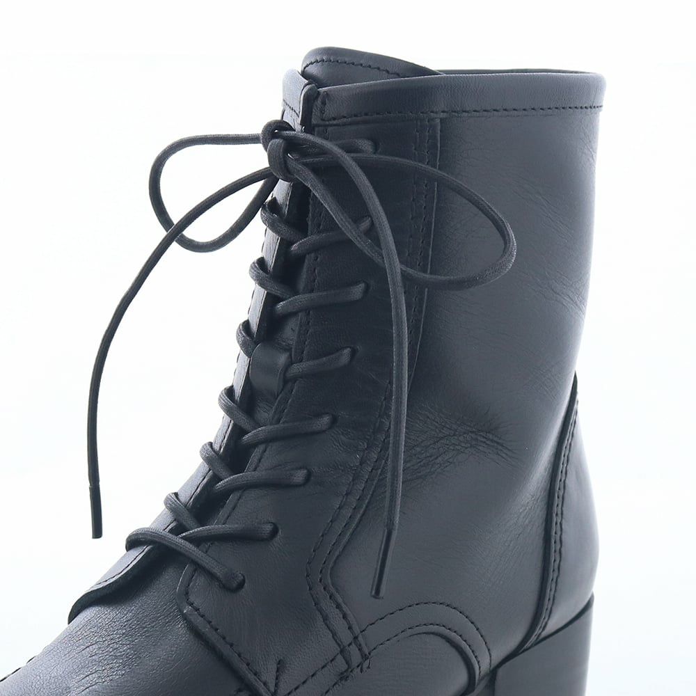 シューレースは細めに設定。ハトメ金具も使わずきれいめコーデにも合わせやすくなっています