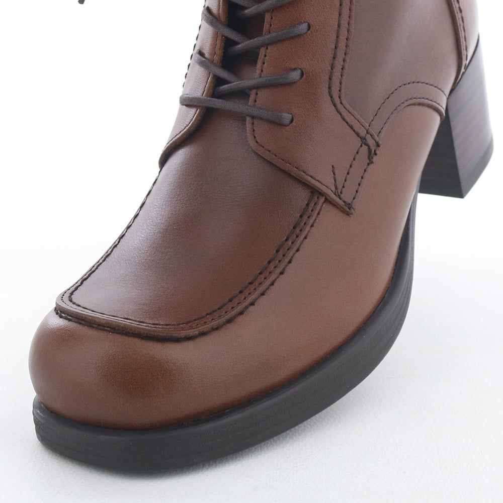 ワイドなスクエアトゥで指先が締め付けられず、ゆったりした履き心地