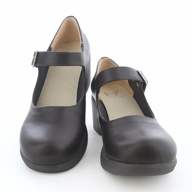 丸みのあるシルエットと厚底の組み合わせで、ほどよい存在感