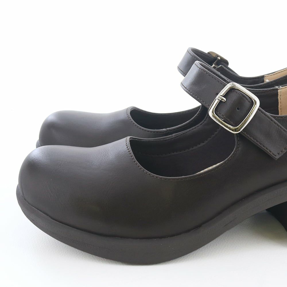 つんと上向きのおでこトゥが足元に可愛らしさをプラスします