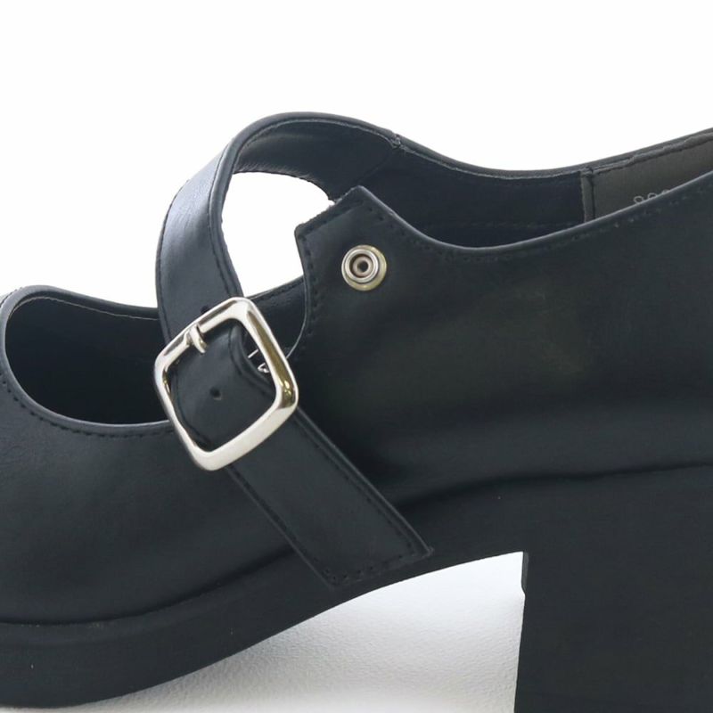 太めのストラップでしっかりホールド。スナップ式で着脱もかんたん