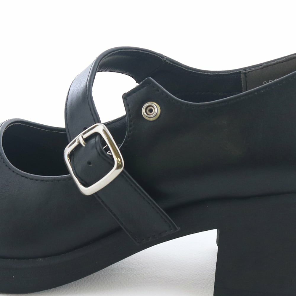 太めのストラップでしっかりホールド。スナップ式で着脱もかんたん