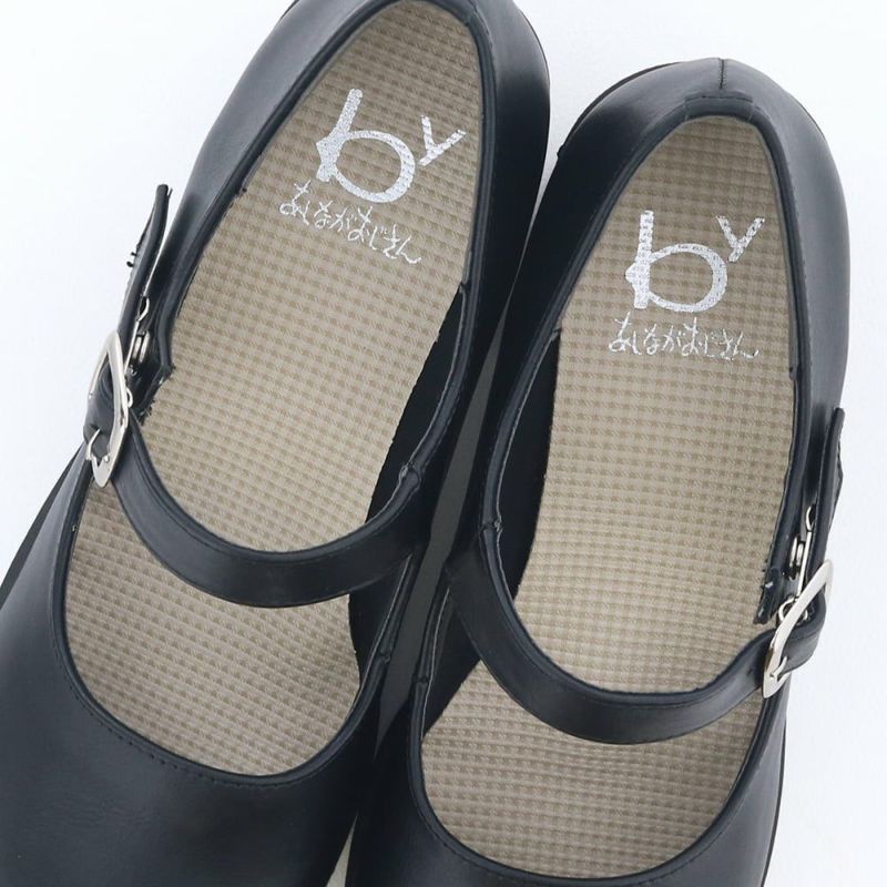 厚めのクッションを敷いたインソールでふかふかの履き心地