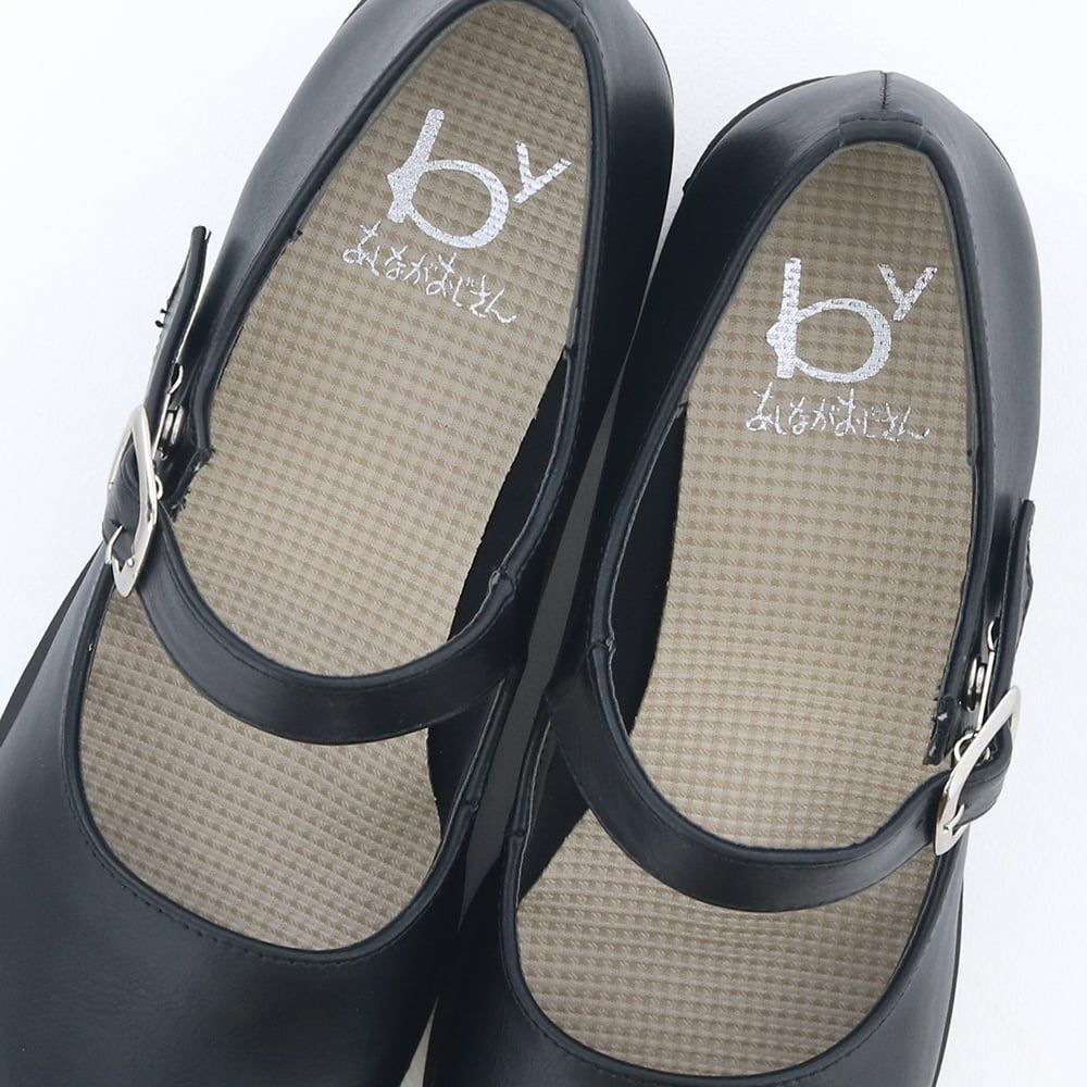 厚めのクッションを敷いたインソールでふかふかの履き心地