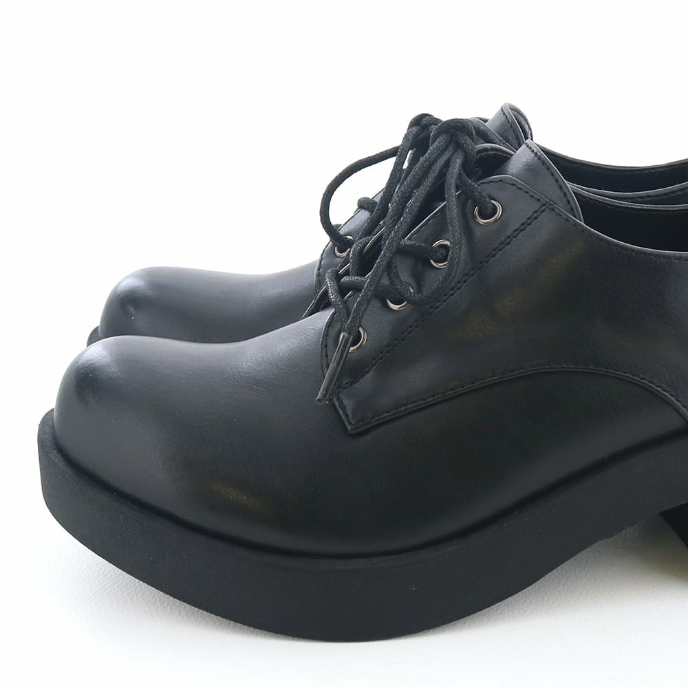 つんと上向きのおでこトゥが足元に存在感をプラス