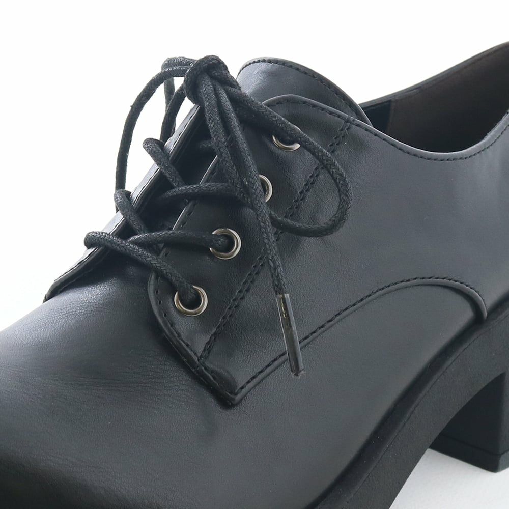 靴紐の締め方でサイズ調節が可能です