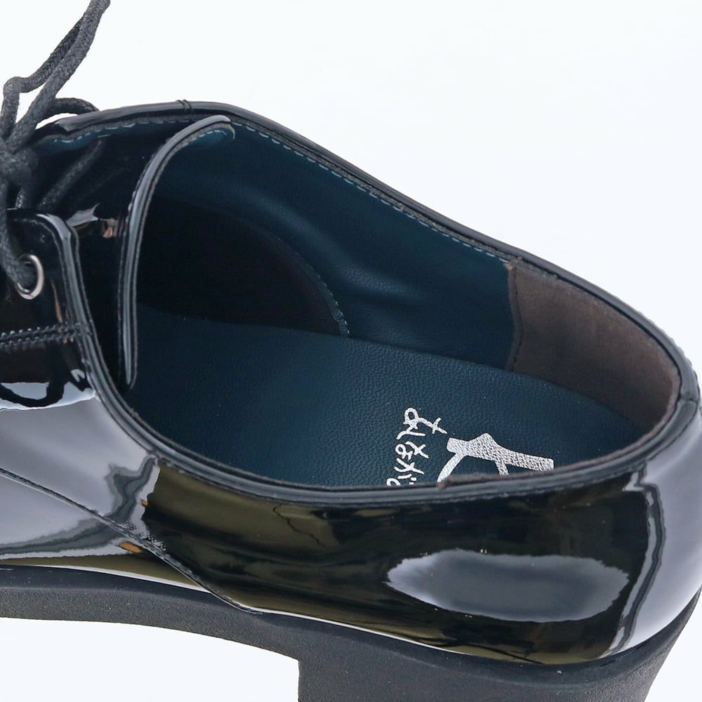 ブラックエナメルは靴を脱ぐときれいなブルーが♪