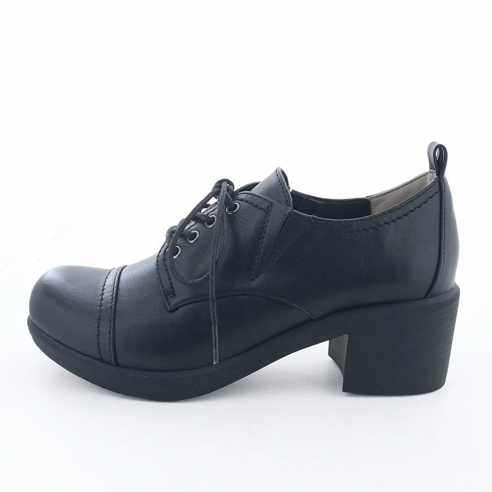 byあしながおじさんのロングセラー。長年愛されるレースアップマニッシュ