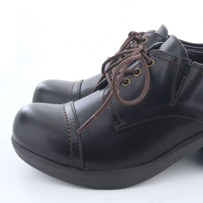 つんと上向きのおこでトゥが足元に存在感をプラスします