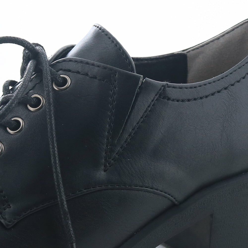 履き口の両サイドのゴムで足入れもスムーズ