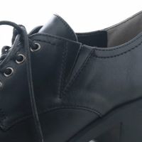 履き口の両サイドのゴムで足入れもスムーズ