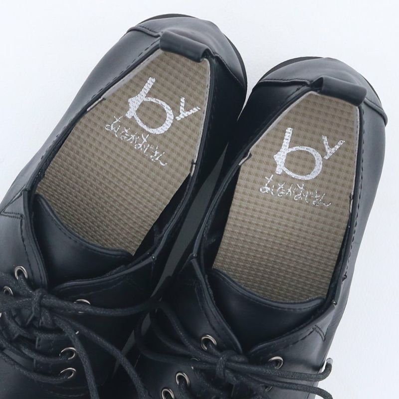 インソールにはクッションを効かせふかふかの履き心地