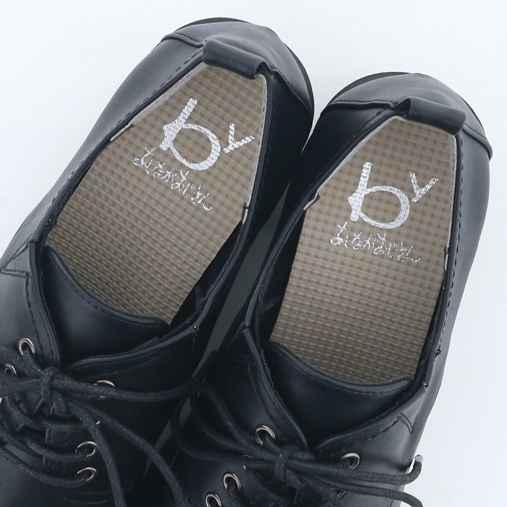 インソールにはクッションを効かせふかふかの履き心地