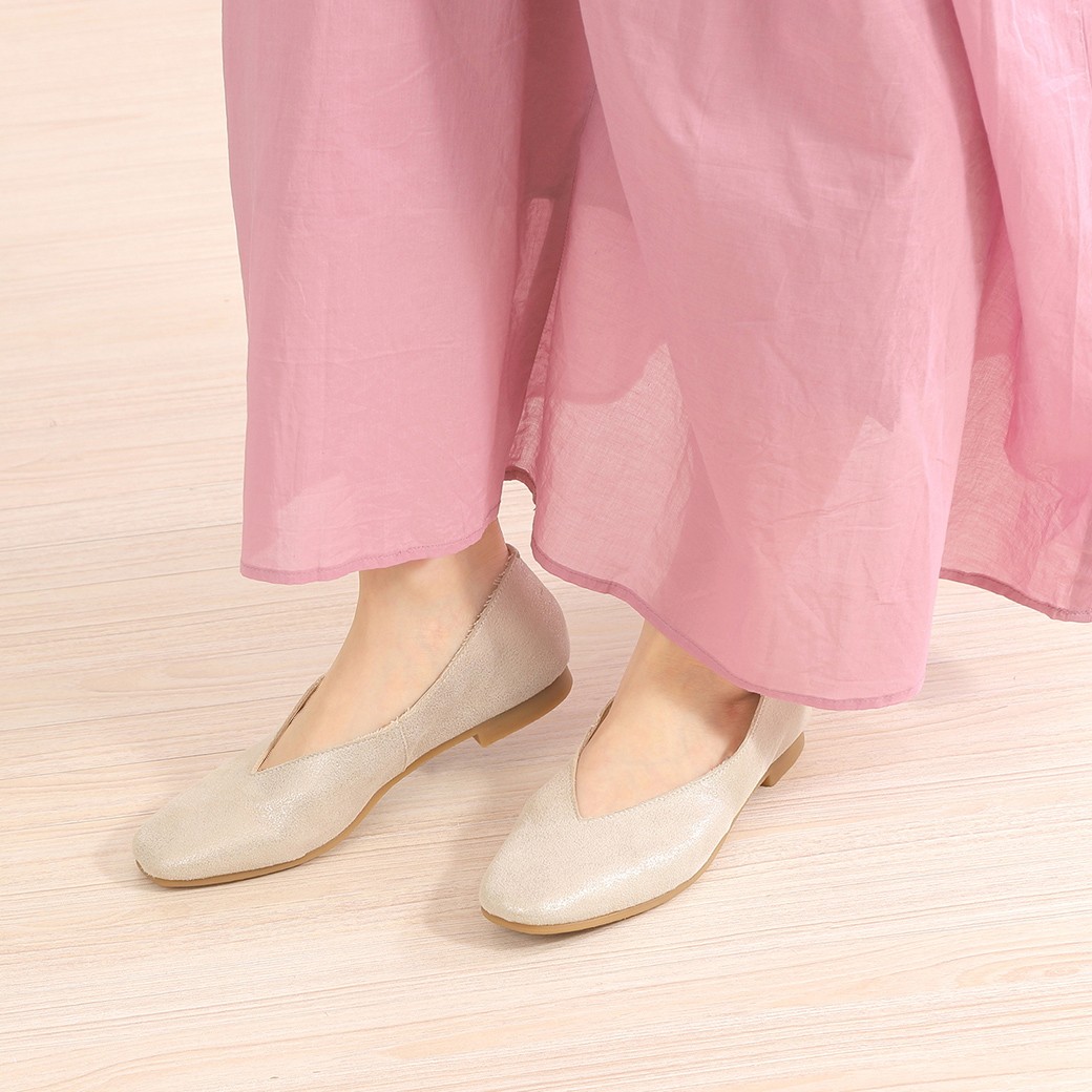 やさしいスクエアトゥとVカットで上品な足元に