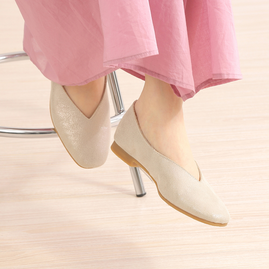 硬い芯を使わないソフト仕立てでストレスのない履き心地です