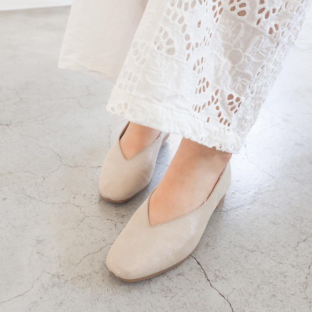 歩行に合わせてしっかり屈曲するソールが足への負担を軽減