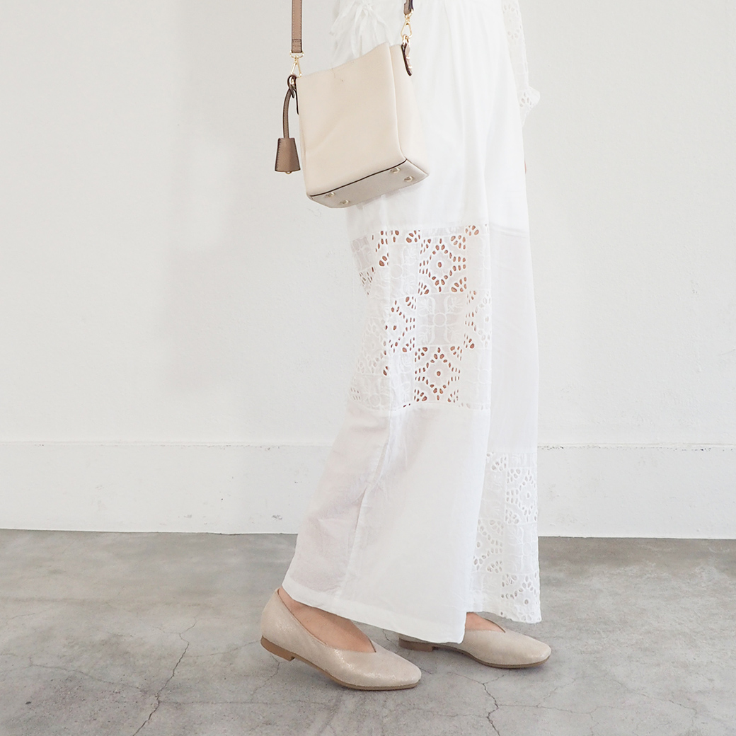 ブラックは防水レザーで急な雨にも安心