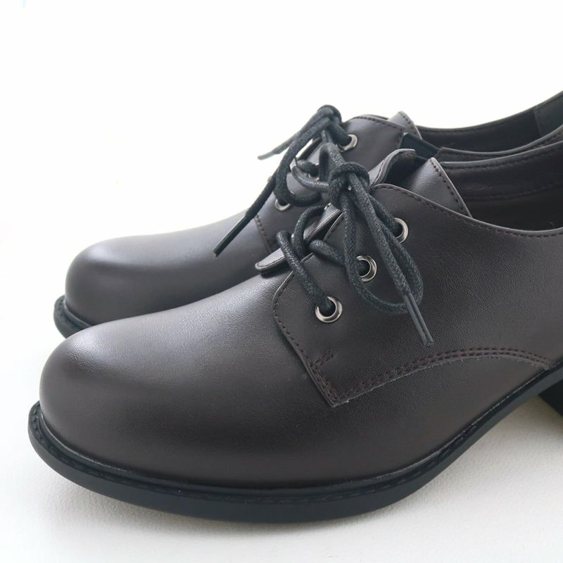 渋めのカラーでブラック代わりにもなる一足