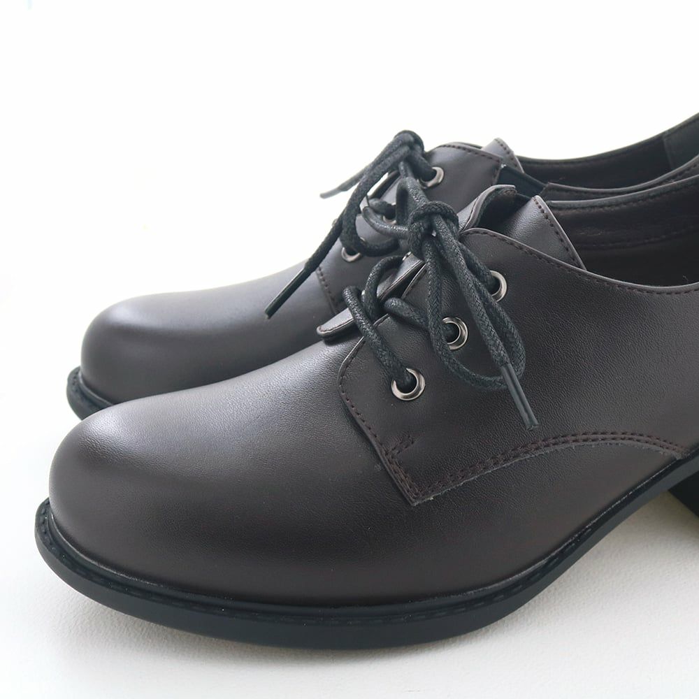 渋めのカラーでブラック代わりにもなる一足