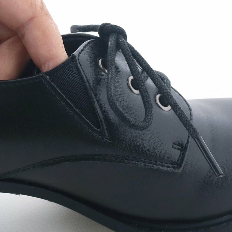 内ゴムをあしらって、着脱しやすくなっています