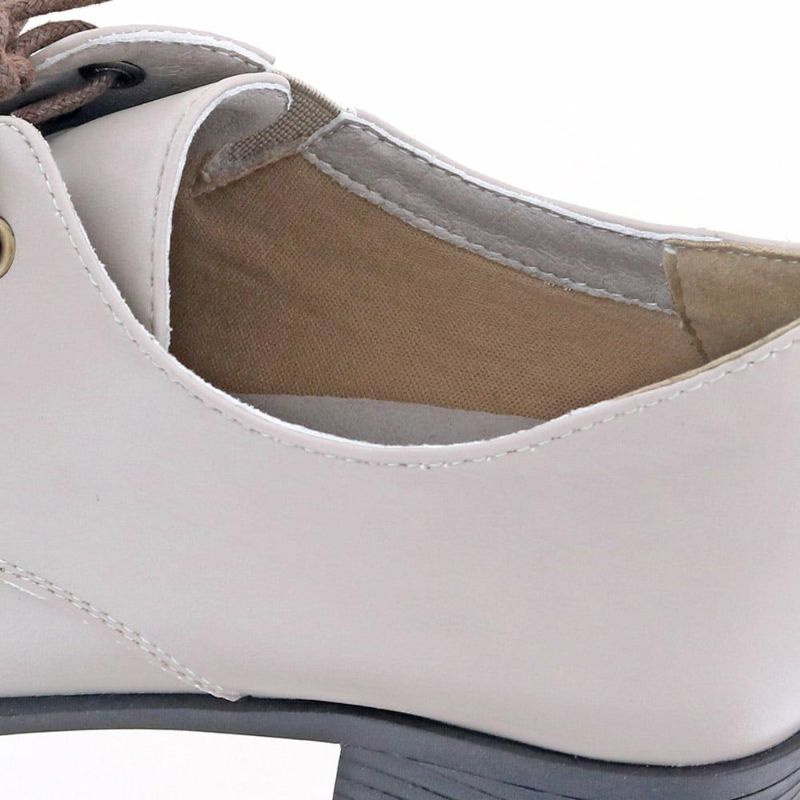 ライニングはスポンジ入りの生地。ふわっと足を包みます