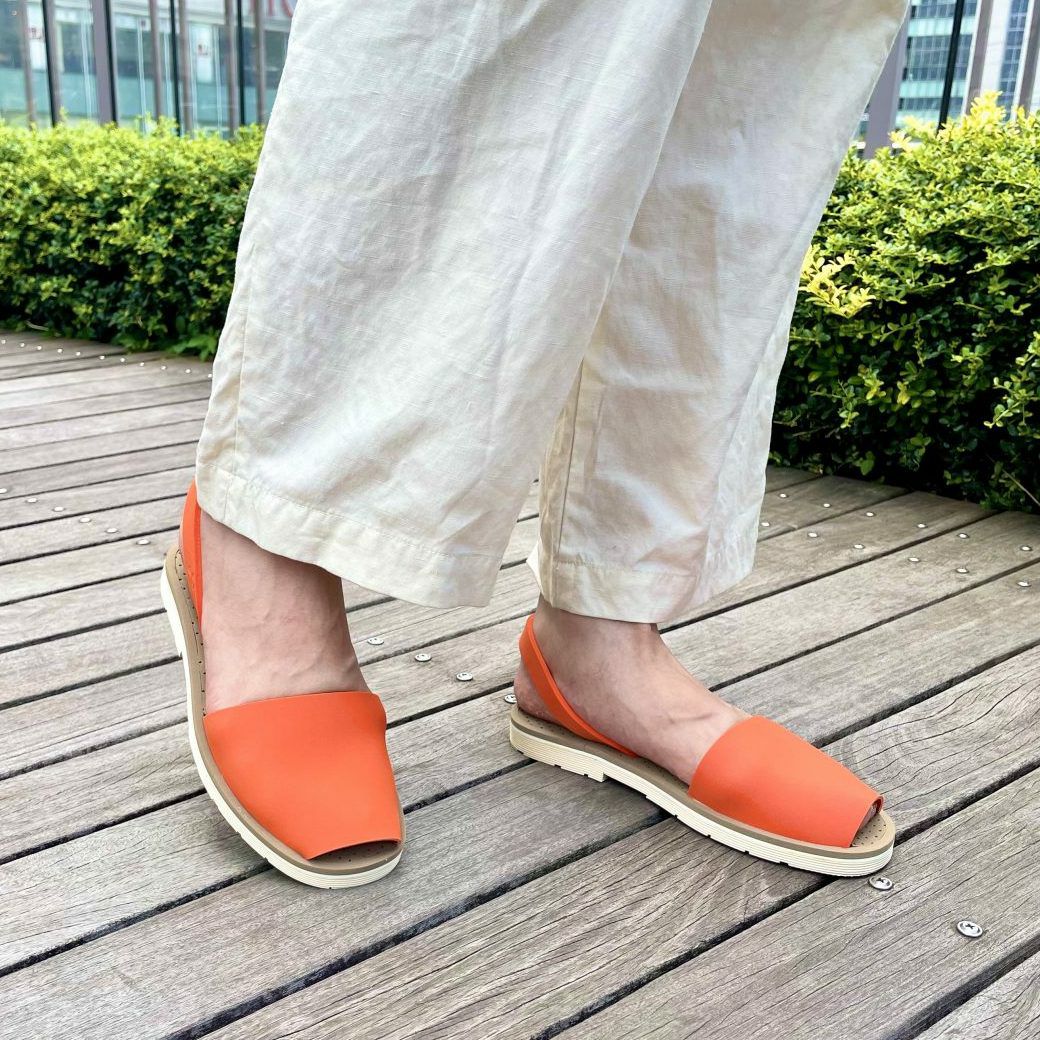 スタッフ着用：オレンジ