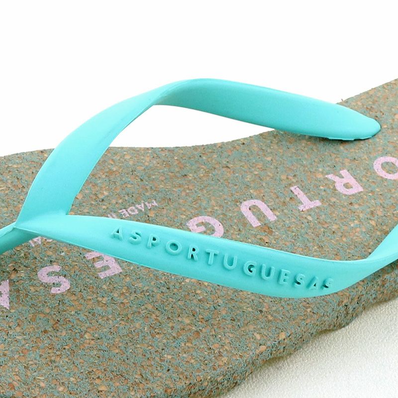 鼻緒にあしらったブランドロゴがワンポイント