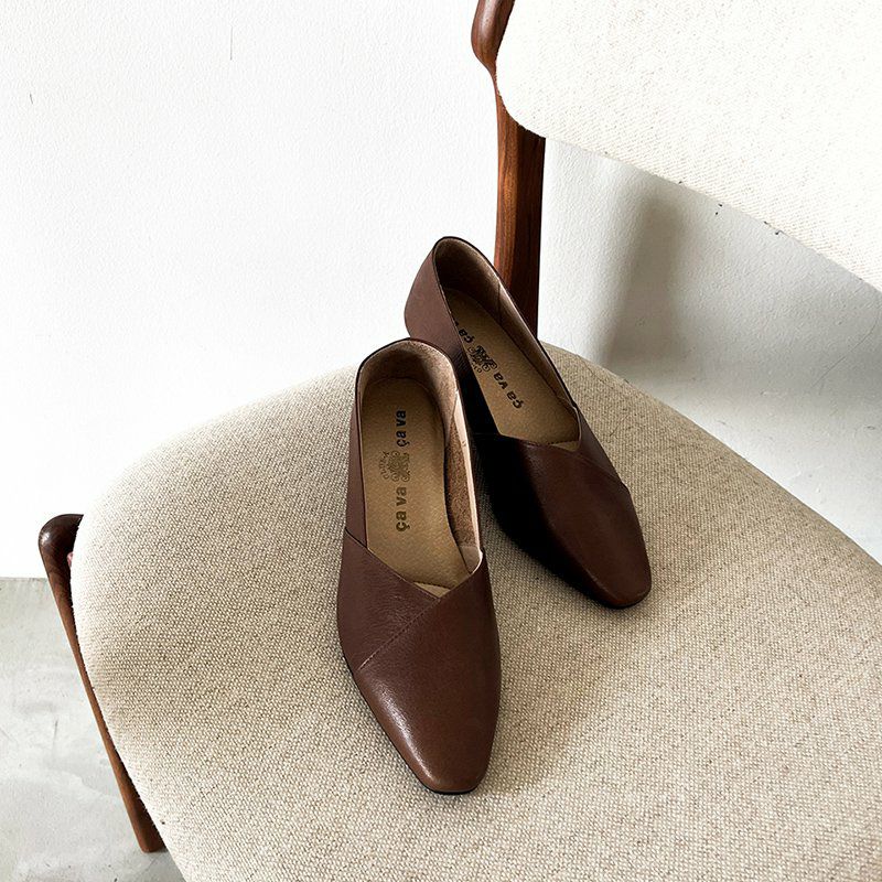 Vカットパンプス