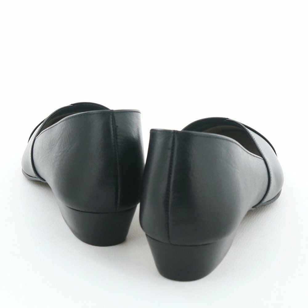 オフィスやフォーマルな場面でも活躍する万能デザインです