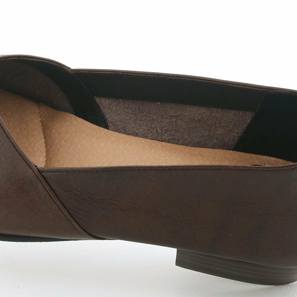 極力裏を貼らず、ソフトに仕立てているので包み込まれる履き心地です