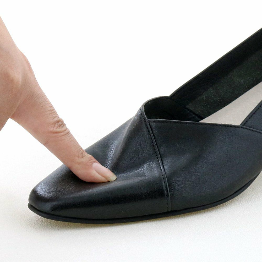 つま先には硬い芯を使わず、指先への圧迫感も少なめです