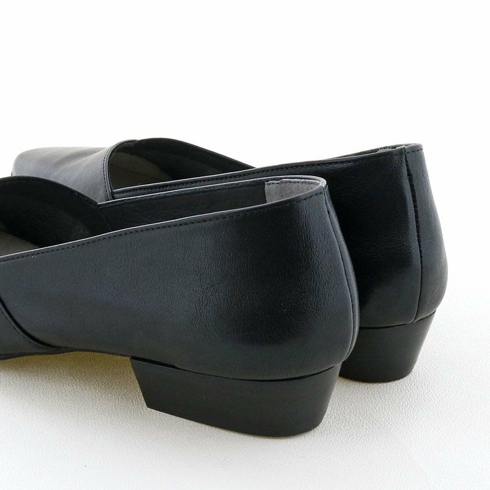 ちょこっとヒールできちんと感。ヒールは太く安定感があります