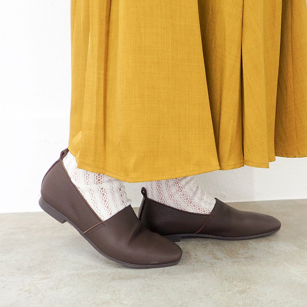 ダークブラウン