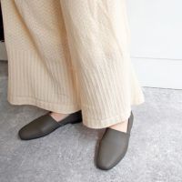グレー