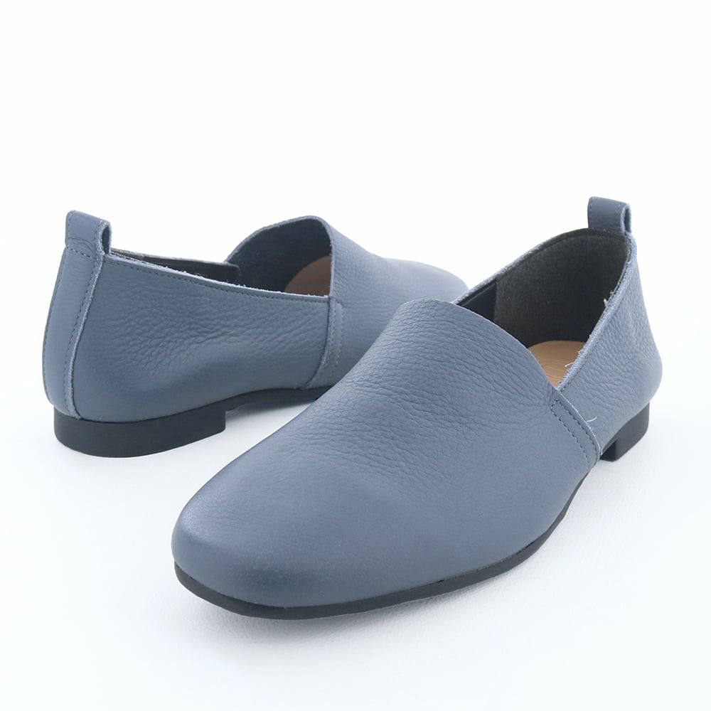 秋の新色はブルー。彩度を落とし、コーデに馴染みやすいカラーです