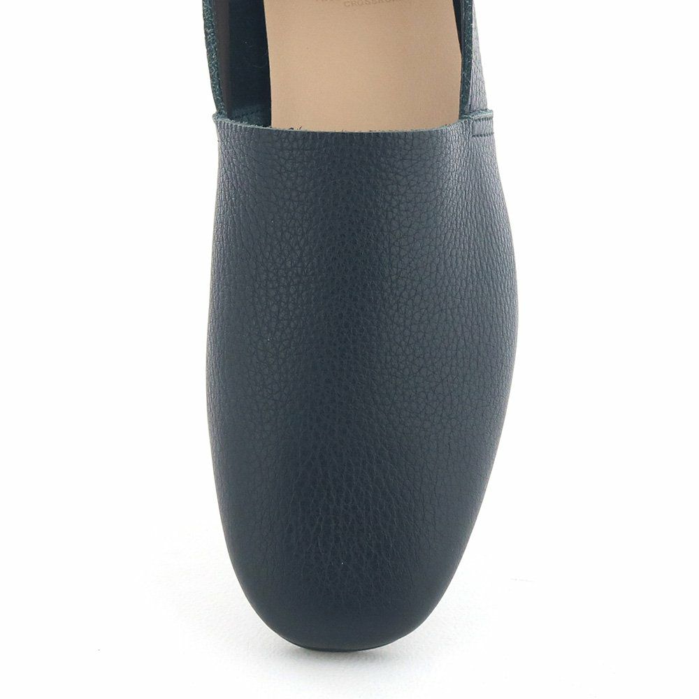 甲を深く覆うデザイン。ソフトレザーが足をやさしく包みます