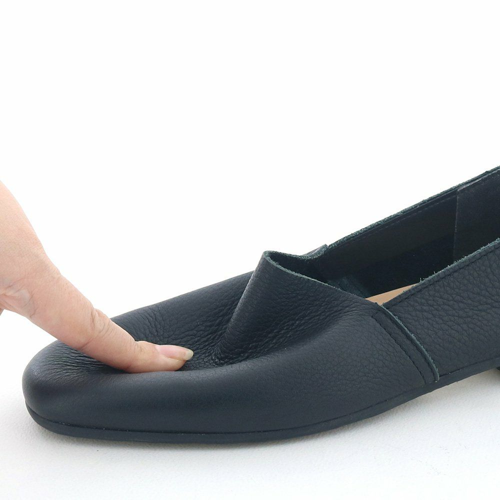 このブランドならではのソフトな作りで履くほどに馴染みます