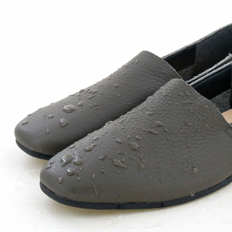 防水レザーで急な雨も安心。汚れもつきにくくお手入れがらくちんです