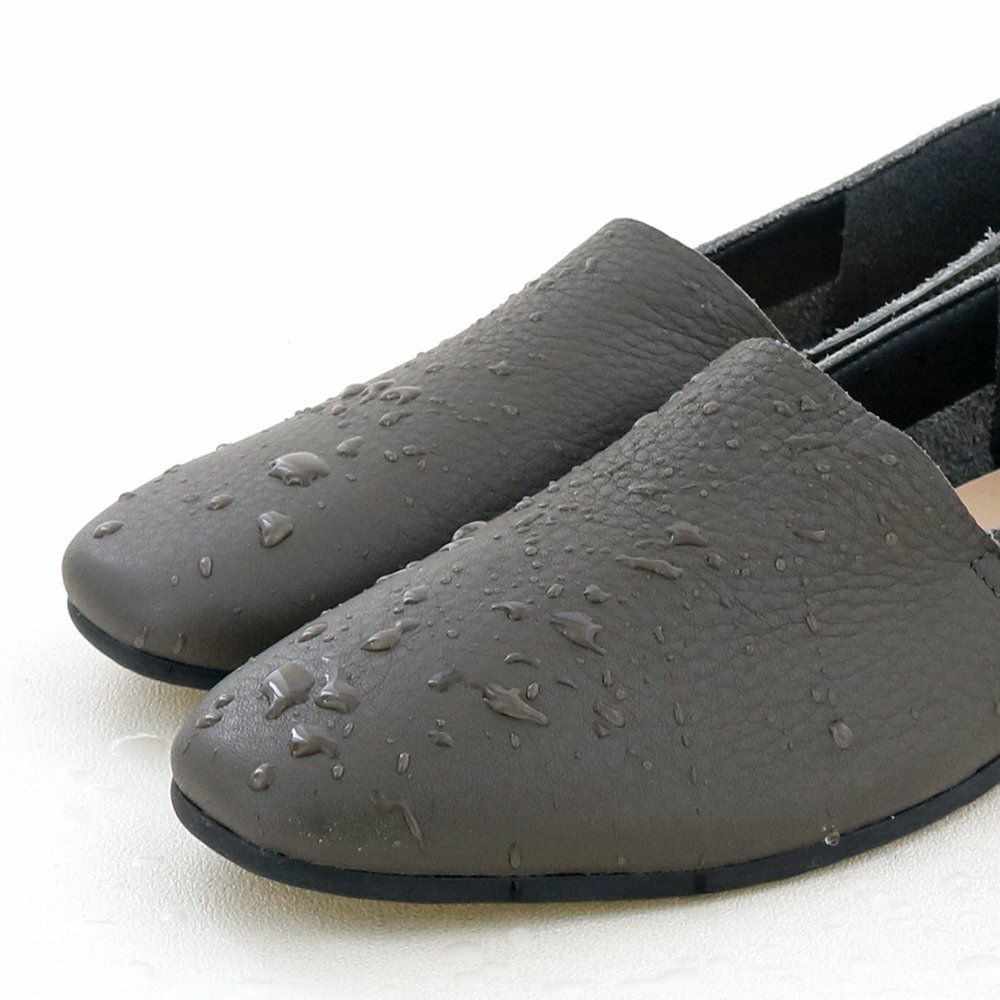 防水レザーで急な雨も安心。汚れもつきにくくお手入れがらくちんです