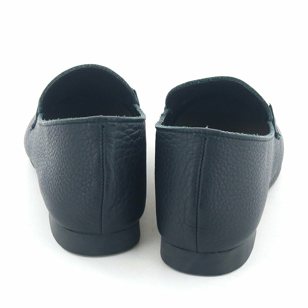 きちんと感と履きやすさを兼ね備えた、オンオフ履ける頼もしい一足