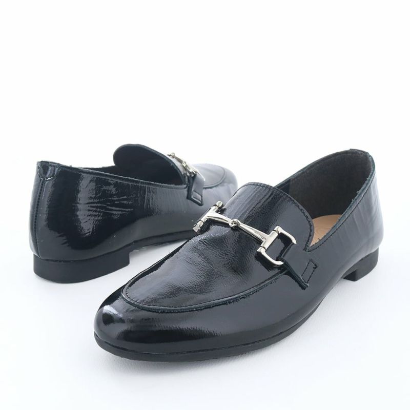 2025秋の新色はブラックエナメル。つや感あるエナメルで足元が華やかに