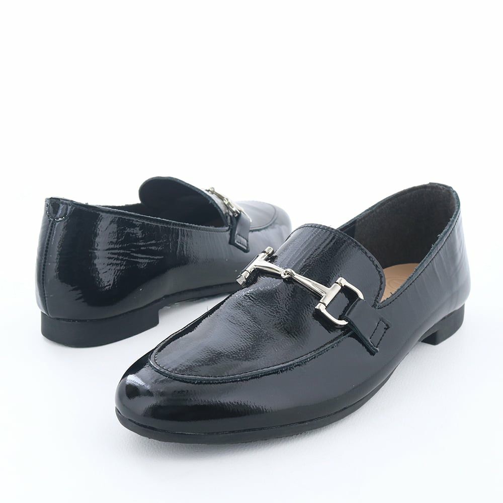 2025秋の新色はブラックエナメル。つや感あるエナメルで足元が華やかに