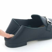 かかともソフト仕立て。硬い芯を使わず、靴擦れしにくくなっています