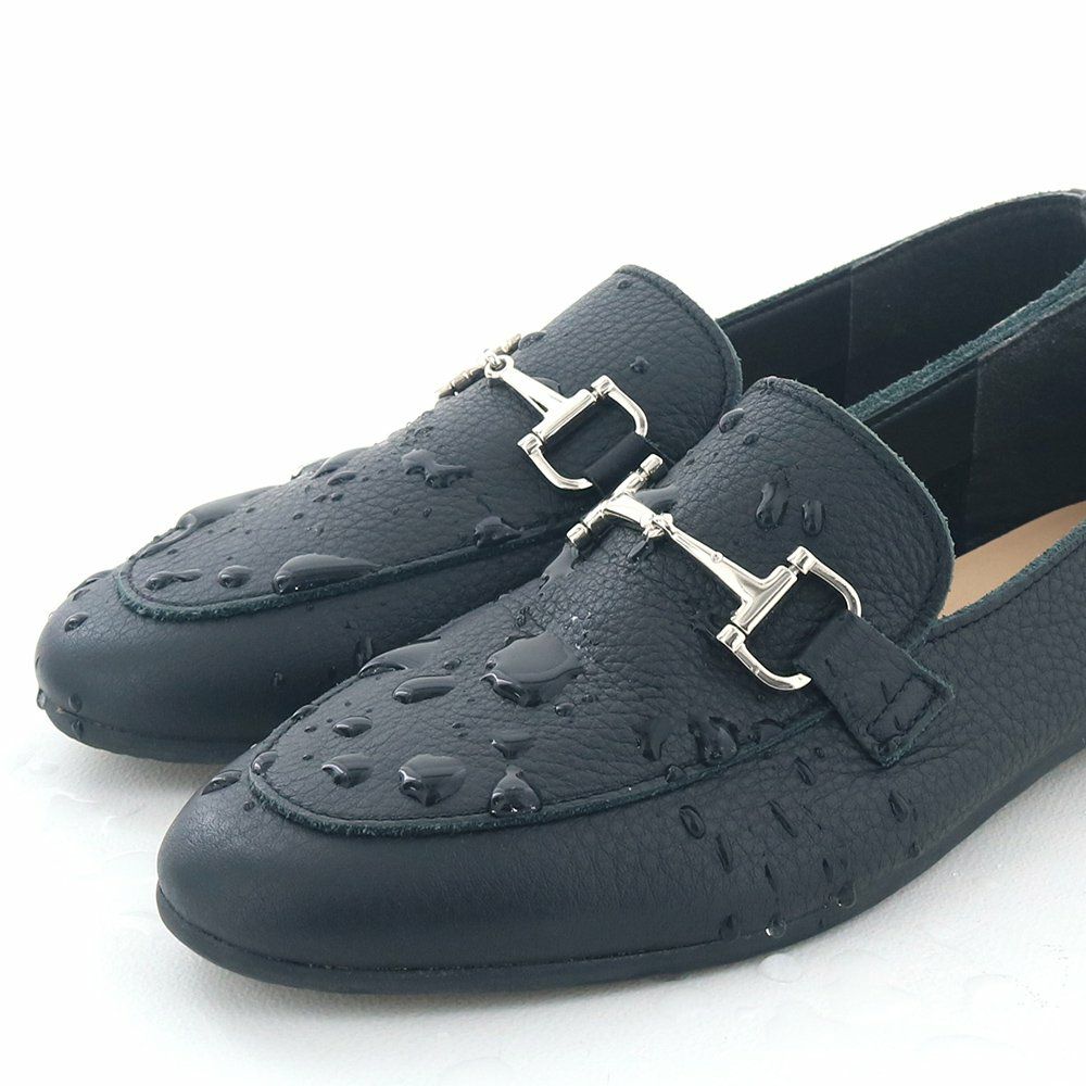 天気を気にせず履ける防水仕様。汚れもつきにくくお手入れもらくちんです