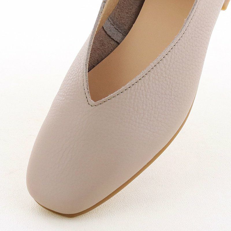 Vカットの履き口で足元すっきり。きれい見えするアイテムです