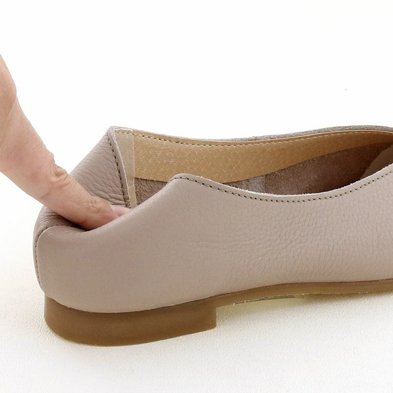 かかとも硬い芯を使わずソフトに。靴擦れしにくくなっています